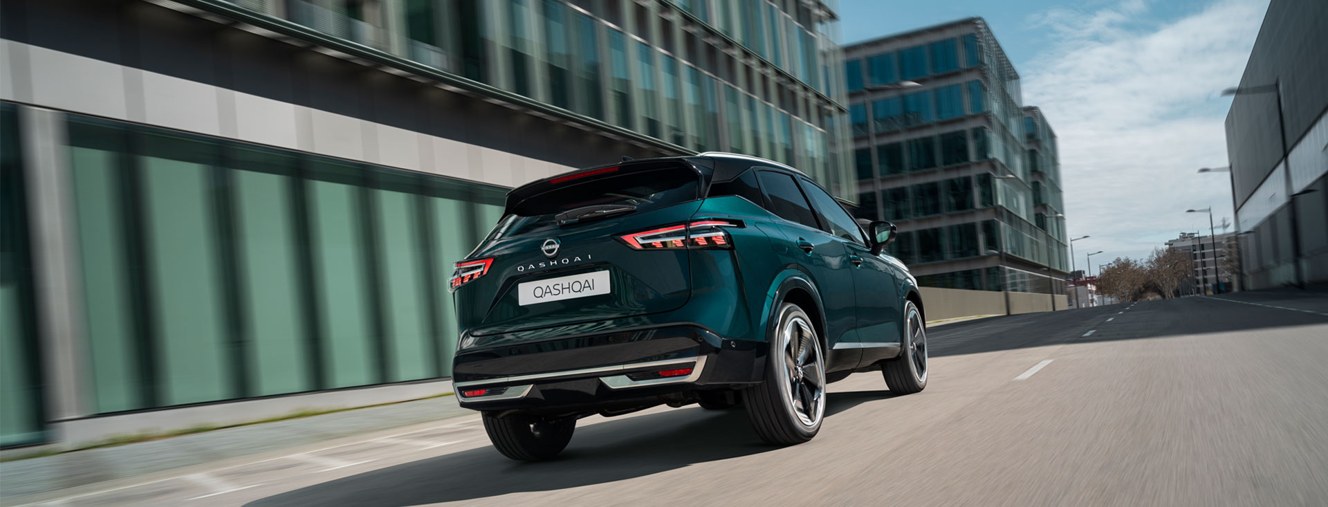 Heckansicht des Nissan Qashqai auf einer Straße in der Stadt. 