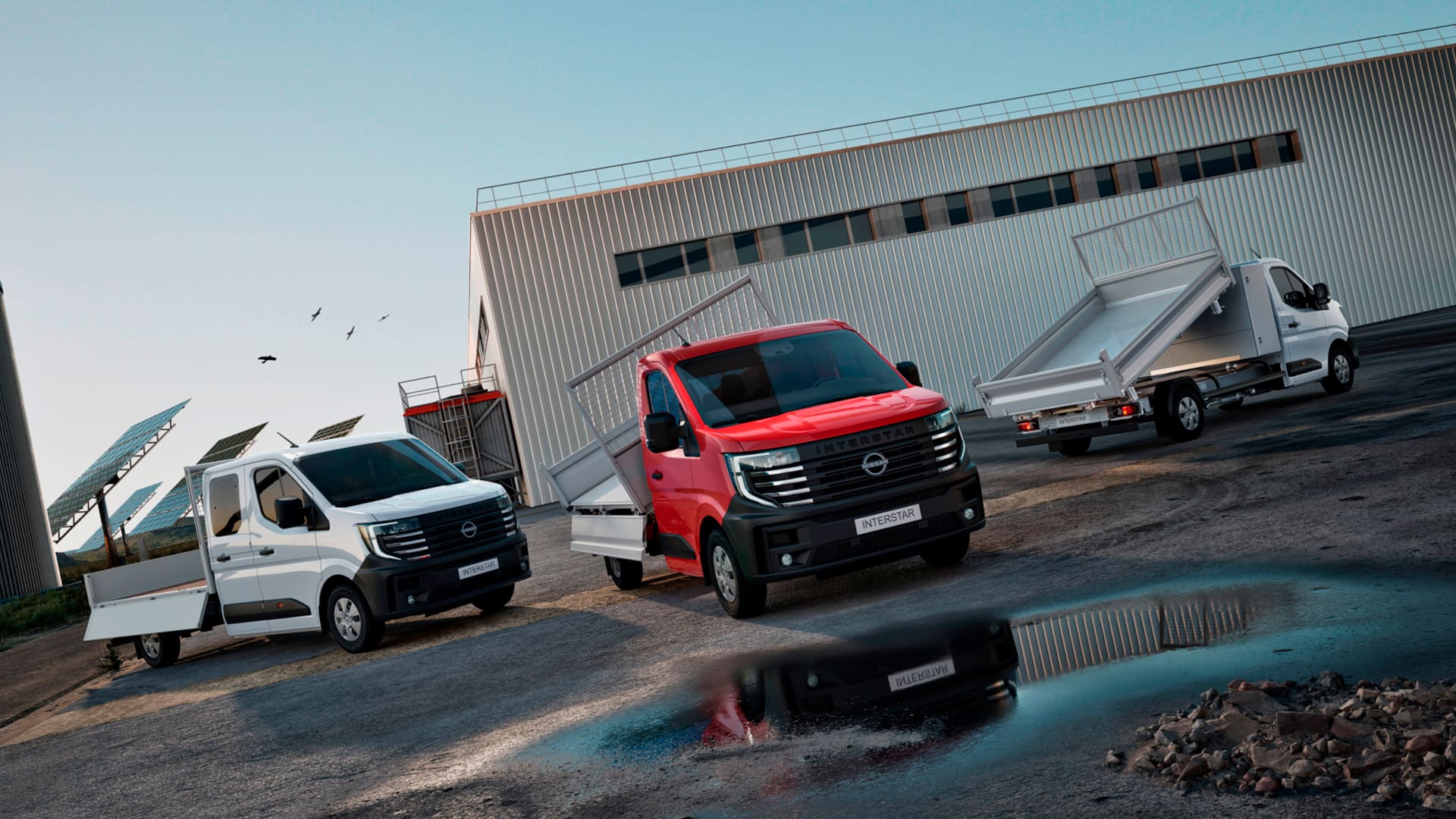Das Video zeigt drei Umbauten des Nissan Interstar vor einer Fabrik